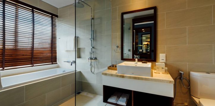 villa-bathroom-2