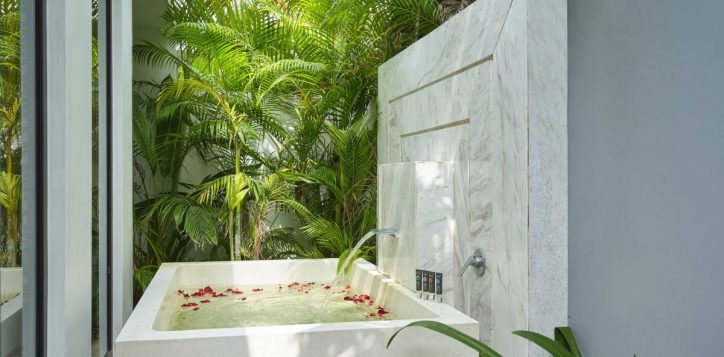 npq-room-deluxe-beachfront-4-2-2